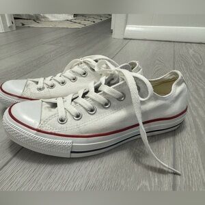 Converse Chuck Taylor low top in White Women’s 8 Men’s 6